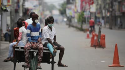 Calcutta (eller Kolkata) i östra Indien är illa drabbat av den senaste smittvågen. De här invånarna i ett av de värst drabbade stadsdelarna fotograferades på måndag morgon. 