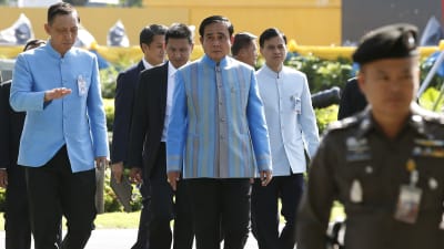 Thailands premiärminister och juntaledare Prayut Chan-o-cha (i mitten) i regeringskvarteren i Bangkok 9.8.2016