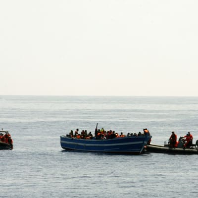 Tyska Bundeswehr räddar flyktingar från en båt utanför den italienska ön Lampedusa 8.5.2015.