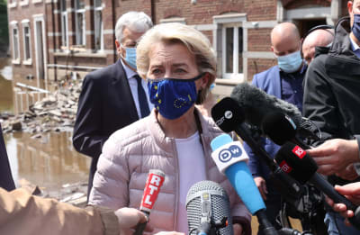 EU-kommissionens ordförande Ursula von der Leyen besöker översvämningsdrabbade områden i östra Belgien.
