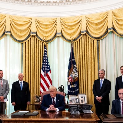  Serbian presidentti Aleksandar Vučić (vasemmalla), Yhdysvaltojen presidentti Donald Trump sekä Kosovon pääministeri Avdullah Hoti (oikealla) osallistuivat taloussopimuksen allekirjoitustilaisuuteen Valkoisessa talossa 4. syyskuuta 2020.