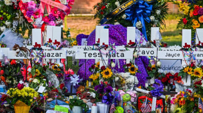 Blommor och kors till minne av offren för skolmassakern i Uvalde i Texas den 24 maj 2022.