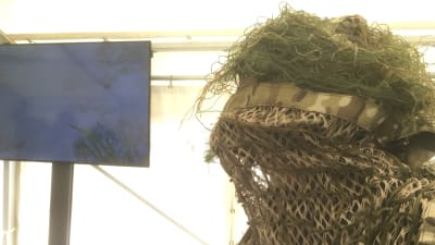En kamouflagemask som visas upp på ett evenemang som marknadsför försvarsindustrins produkter.