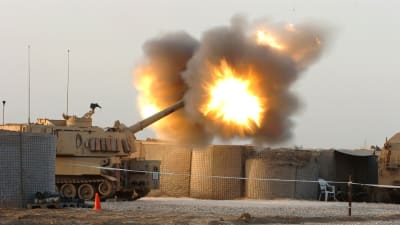 USA:s militärbas Camp Taji norr om Bagdad, används bland annat för att utbilda irakiska styrkor.  Arkivbilden visar hur irakiska stridsvagnar övar på basen.  