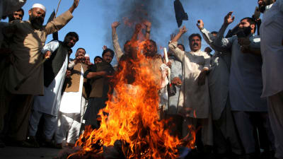 Bilder av Frankrikes president Emmanuel Macron bränns i Pakistan