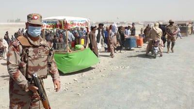 Soldater bevakar gränsen där afghanska flyktingar har samlats 