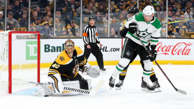 Bostons målvakt Tuukka Rask framför Dallas anfallare Valeri Nitjusjkin.