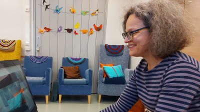 Sjukhusmusiker Anna Brummer leder dagverksamhetens virtuella träffar på Töölö Seniorikeskus, Tölö Seniorcenter. 2021.