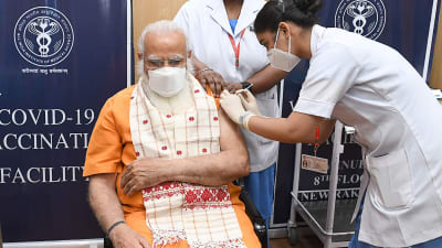 Narendra Modi får coronavaccin