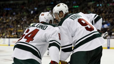 Mikael Granlund och Mikko Koivu samtalar inför en tekning i NHL.