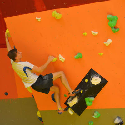 Boulderklättring i Kiipeilykeskus Grottan i Borgå