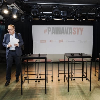 SAK:n puheenjohtaja Jarkko Eloranta, JHL:n puheenjohtaja Päivi Niemi-Laine, PAMin puheenjohtaja Annikä Rönni-Sällinen, Rakennusliiton puheenjohtaja Kimmo Palonen ja Teollisuusliiton puheenjohtaja Riku Aalto kertoivat uusista lakoista tiedotustilaisuudessa.