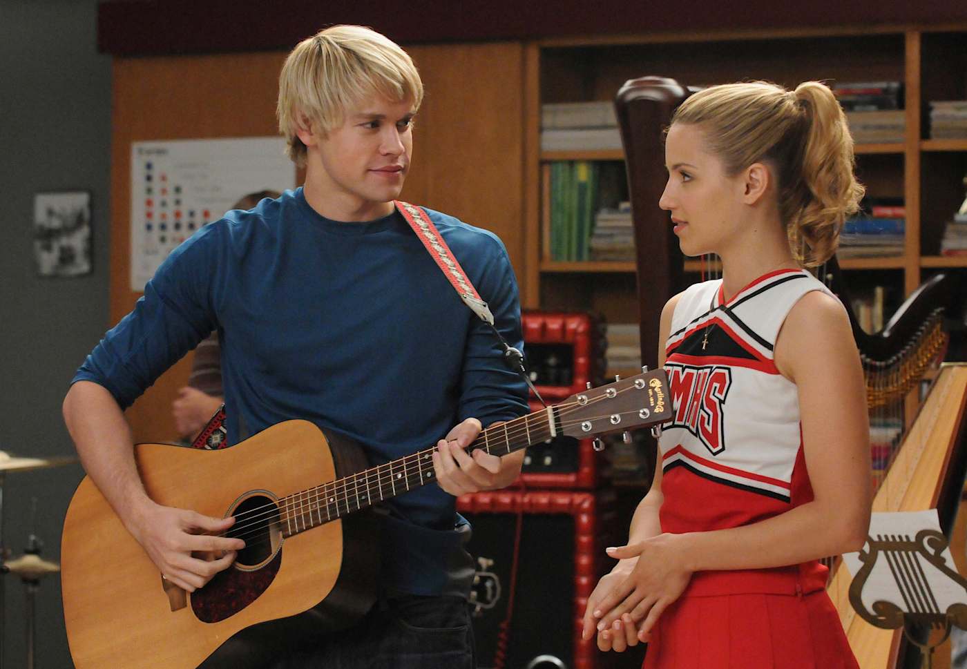 Glee -sarjan päähenkilöitä kitaran kanssa.