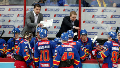 Tomek Valtonen och Tomi Lämsä bakom Jokeritbänken.
