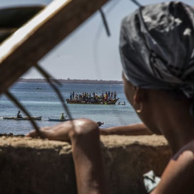 Här en kvinna i den aktuella regionen i norra Moçambique som ser ut över havet i en fiskeby som blivit tillflyktsort för folk som flytt islamistrebellernas anfall. 