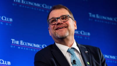 Statsminister Juha Sipilä skrattar då han svarar på frågor av ekonomiska påverkare under sitt besök i Washinton 26.11.2018.