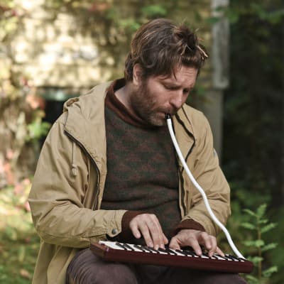 Skådespelare Matti Raita spelar melodika under tagning i samband med inspelningarna av dramaserien Spegelvägen.