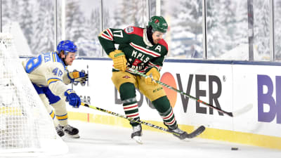 Marcus Foligno med puck under Winter Classic 2022.