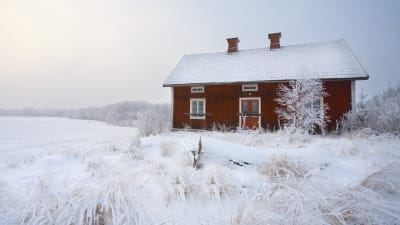Rött hus på landet, vinter.