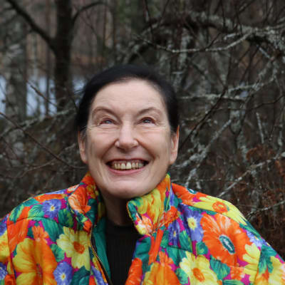Hymyilevä Fanny Gurevitsch lähikuvassa värikkäässä takissa. 