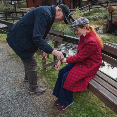 Mies puhdistaa haavaa naisen kädessä