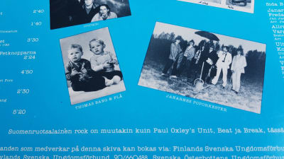 Skivomslag med text och foton på blå bakgrund