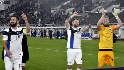 Finlands fotbollslandslag jublar.