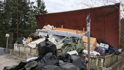 Avfall på Ingå avfallsstation.