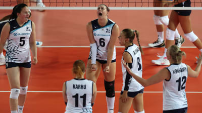 Finlands damer i EM-volleybollmatchen mot Grekland.