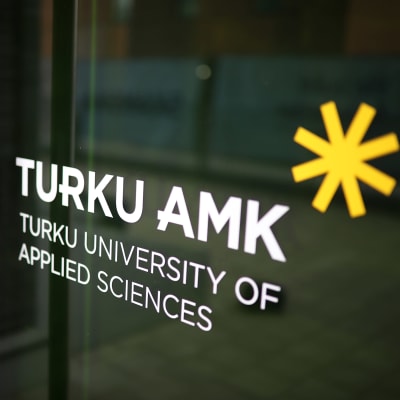 Dekal på glasdörr, med textten Turkiu AMK, Turku university of applied sciences. 