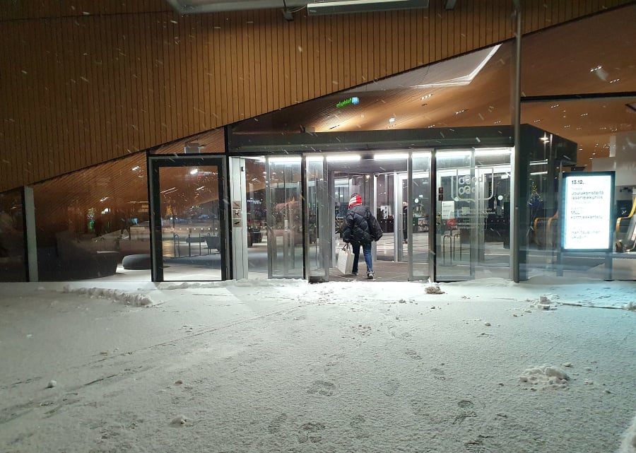 Centrumbiblioteket Odes huvudingång i snöväder.