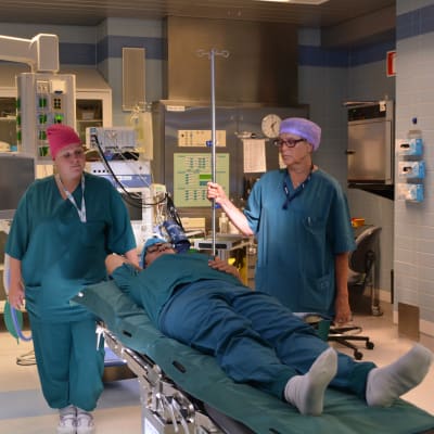 tre sjukskötare improviserar en operation i en operationssal