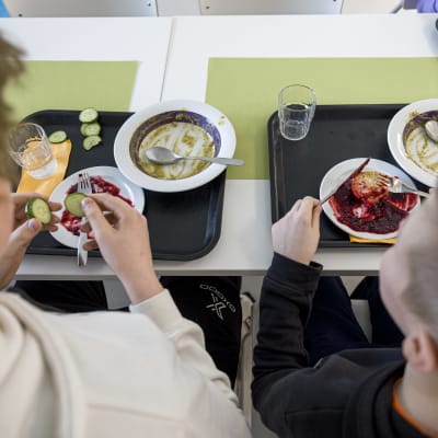 Oppilaat syömässä Ruokolahden koulun ruokalassa.