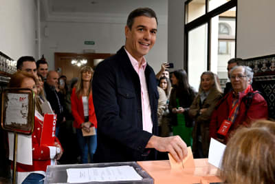 Premiärminister Pedro Sanchez (PSOE) röstar.