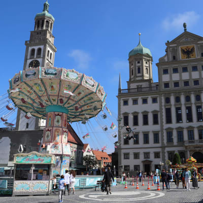 En karusell uppställd framför rådhuset i tyska Augsburg