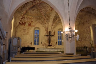 Ingå kyrka - altare och valv.