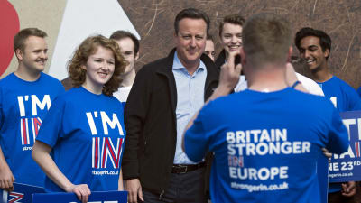 Premiärminister David Cameron tillsammans med andra anhängare till att stanna kvar i EU.