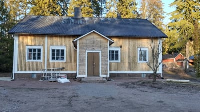 Gult trähus som tidigare varit skolbyggnad.