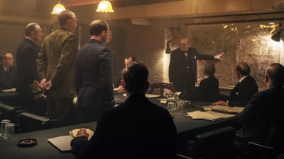 Winston Churchill (Gary Oldman) står och pekar på en kart och förklarar för krigskabinettet.