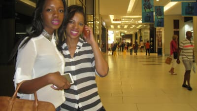 Zamambo Mkhize och Star Shabangu shoppar i det lyxiga varuhuset Sandton norr om Johannesburgs centrum.