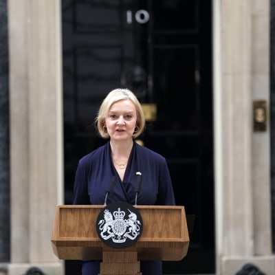 Liz Truss puhuu Britannian pääministerin virka-asunnon edessä.