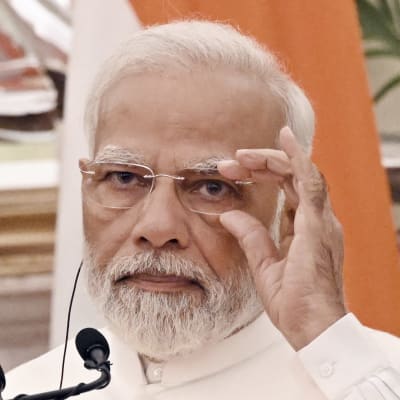 Intian pääministeri Narenda Modi tuimailmeisenä lehdistötilaisuudessa, korjaa silmälasiensa asentoa. 