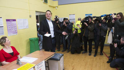 Irlands premiärminister Leo Varadkar röstade själv i Dublin på söndagen. 
