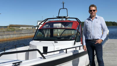 Mats Carlson, båtförsäljare på Hydrolink boatcenter i Korsholm.