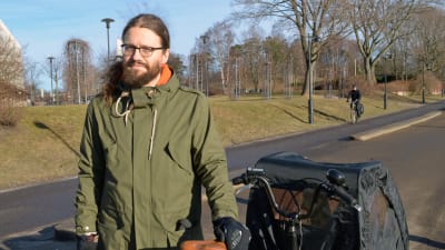 Otso Kivekäs står vid Tölövikens cykelväg med sin cykel
