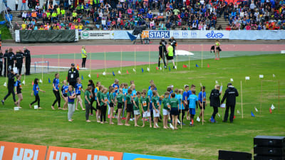 Lag ställer upp sig för grässtafett på Karlsplan i Vasa när det är Stafettkarnevalen 2016