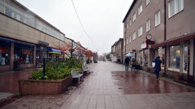 Gågatan i Hangö en regnig höstdag. 