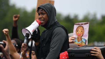 Skådespelaren John Boyega med en megafon på en antirasistisk demonstration.