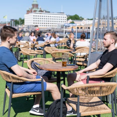 Tuomo Viitala ja Veeti Hakala nauttivat kesäpäivästä Helsingin kauppatorilla sijaitsevalla terassilla.