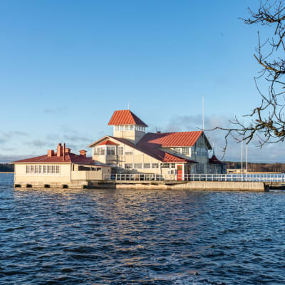 Restaurang Knipan, ett hus byggt på pålar i vatten. Finns i Ekenäs.